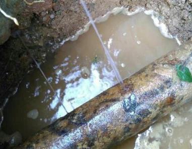 唐县楼顶渗水维修公司分享下地暖漏水的原因及检测方法。